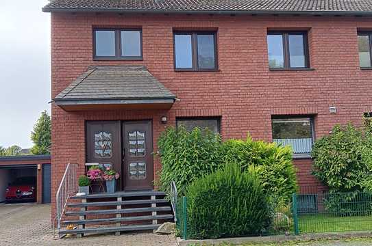 Helle luftige 3 Raumwohnung mit großem Balkon im OG