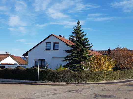 Freistehendes-Zweifamilienhaus, großer Garten und Schwimmhalle in Gemmrigheim