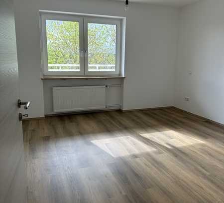 frisch renovierte 3-Zimmer Wohnung in Regensburg Nähe DEZ 84 qm,