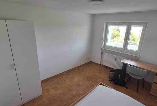 Schönes Zimmer (13qm) in 3er WG mit EBK und Gemeinschaftsbalkon in München Perlach