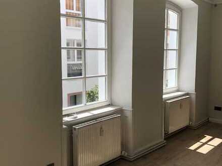 Modernisierte 1-Raum-Wohnung mit Einbauküche in Homburg