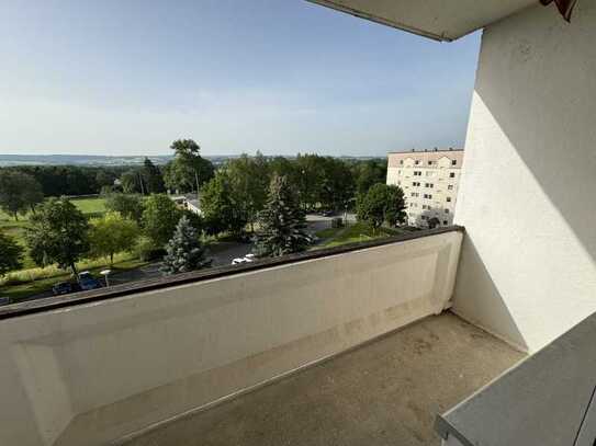 Mit toller Aussicht und direkt am Freibad: 3-Raumwohnung mit Balkon