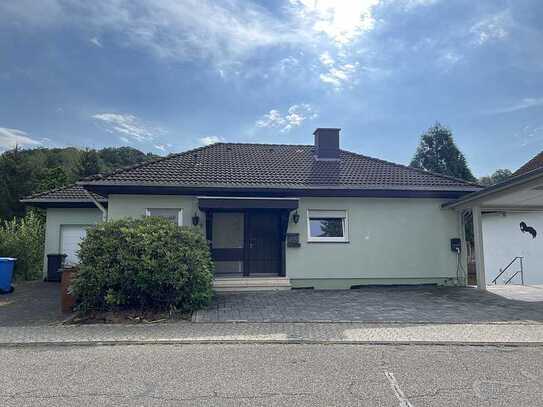 Schönes Einfamilienhaus mit Garage, Carport und Garten in ruhiger Lage