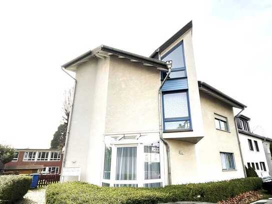 Schicke Wohnung in zentraler Lage, mit 2 Stellplätzen in 3-Familienhaus!