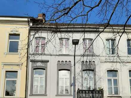 Schöne 2,5-Zimmer-Wohnung mit Balkon in denkmalgeschütztem Gebäude