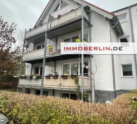 IMMOBERLIN.DE - Adrette Dachgeschosswohnung mit 3 Balkons + 2 Pkw-Stellplätzen in grüner Ruhiglage