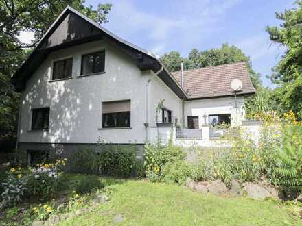 Großzügiges Wohnparadies im Grünen: Großes EFH mit weitläufigem Garten in Waldrandlage