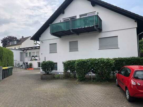 Individuelle Wohnung mit uneinsehbarer Terrasse und offener Küche.