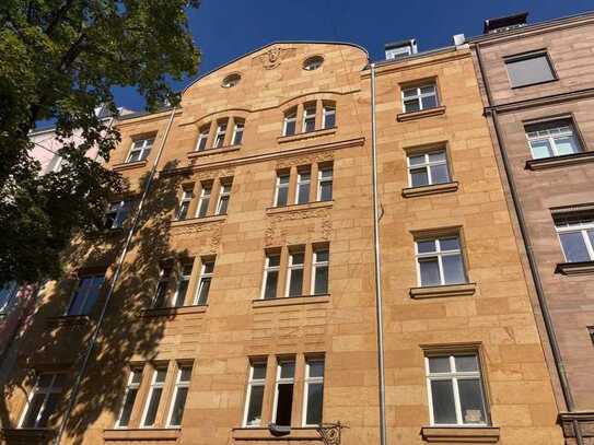 Altbau-Juwel mit 2 Zimmern, EBK und Balkon in zentraler Lage mit Einbauküche und Balkon