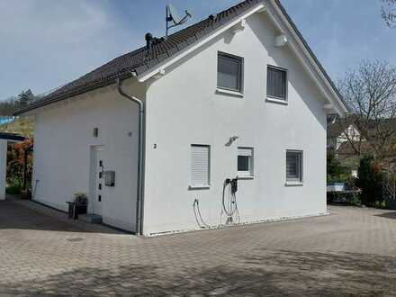 Modernes Haus mit vier Zimmern, Bad, Gäste-WC und Garage in Remchingen Nöttingen.