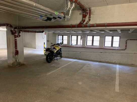 Stellplatz Tiefgarage für Kleinwagen und Motorräder