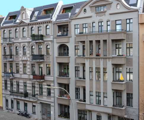 Neubau-Penthousewohnung in saniertem Altbau in Nähe Gesundbrunnenkiez mit Blick auf Fernsehturm