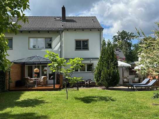 Mietpreisreduzierung - Ruhige Lage, super Standard, Doppelhaushälfte mit großem Garten und Garage