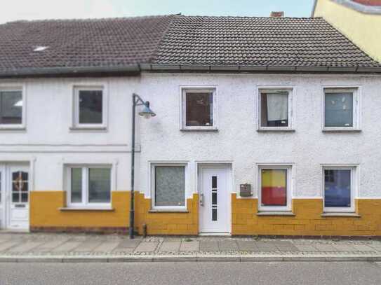 Vermietetes Reihenmittelhaus mit Scheune, Garten und Carport in Zentraler Lage