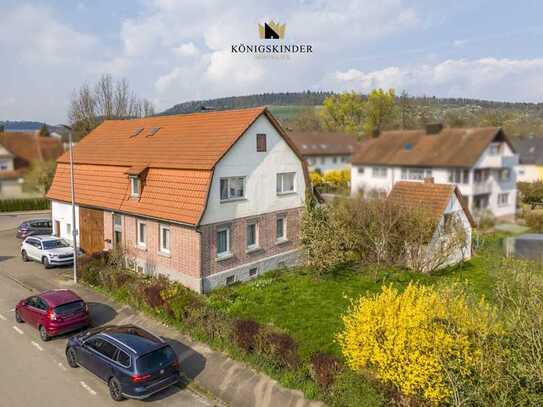 Charmantes 2-Familienhaus mit Scheune und Nebengebäuden auf ca. 1.491 Qm großem Baugrundstück.