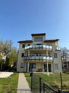 Neuwertige Wohnung mit fünf Zimmern und Balkon und Fahrstuhl in Potsdam