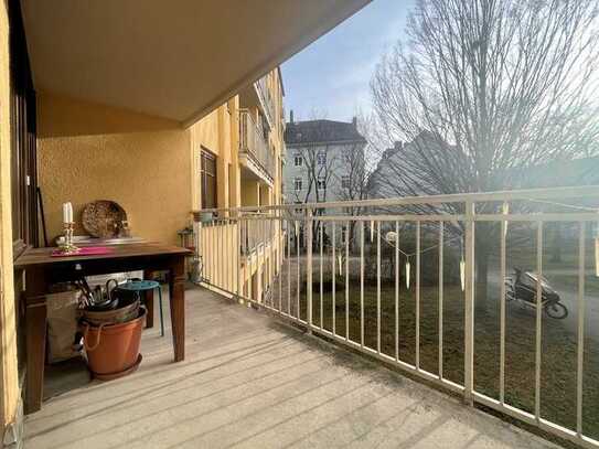 Geräumige Wohnung mit ruhigem Balkon nahe dem Luitpoldpark