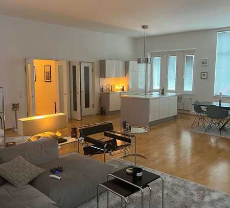 Altbau mit 76 Qm Loftwohnzimmer. Pendeltüren. Parkett. Neues Mosaikfliesenbad. Offene Küche. 3 Zi.