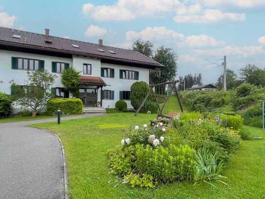 Wohnen im Grünen: Erdgeschosswohnung mit eigenem Garten, Süd-West-Terrasse und 
TG-Stellplatz