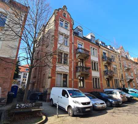 Dachgeschosswohnung mit darüberliegendem Dachspeicher in einer der schönsten Straßen von Karlsruhe