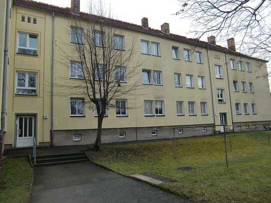 SOFORT einzugsbereit: Sanierte Wohnung in ruhiger, grüner Lage! Drei helle Räume // Bad mit Wanne