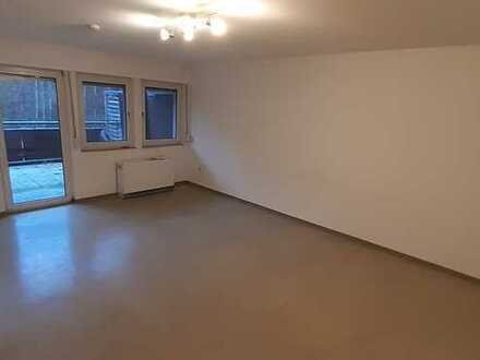 schöne 2 Zimmerwohnung, Küche, Diele, Bad mit Badewanne, großer Balkon