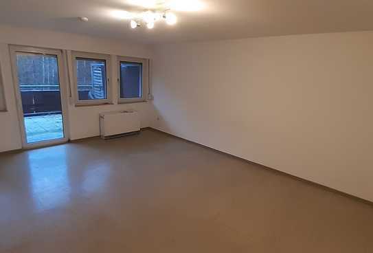 schöne 2 Zimmerwohnung, Küche, Diele, Bad mit Badewanne, großer Balkon