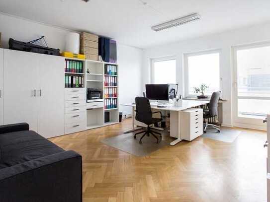 Ausgestattete Arbeitsplätze mit Dachterrasse und Blick auf die Berge - All-in-Miete