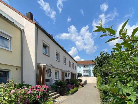 TOP GEPFLEGTES 5-ZIMMER-REIHENMITTELHAUS MIT SCHÖNEM GARTEN UND GARAGE IN ANSBACH-PFAFFENGREUTH