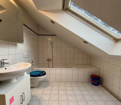 Geschmackvolle 2-Raum-Dachgeschosswohnung mit Einbauküche und Dachbalkonuküche in Würzburg