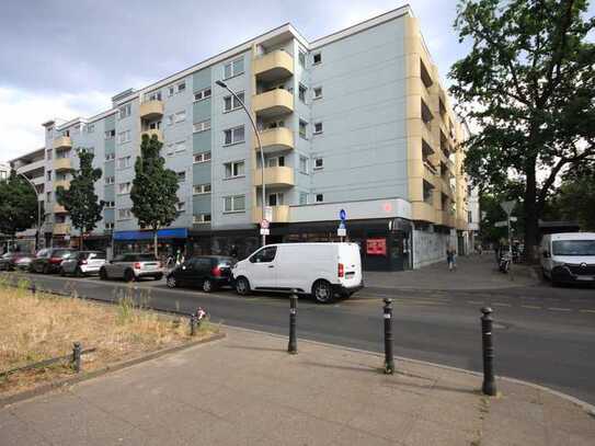 Kantstraße I Nahe Savignyplatz! Zwei-Zimmer-Wohnung mit Balkon und Tiefgaragenstellplatz in Toplage!