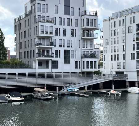 Seltene Chance: Leben direkt am Wasser! Stylische und helle 2-ZW mit Balkon direkt am Westhafen!