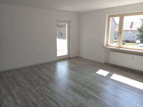 Helle und großzügige 3-Zimmer-EG-Wohnung mit großem Balkon und Garage