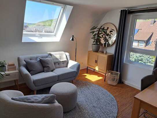 Stuttgart-Uhlbach, lichtdurchflutetes 2-Zimmer-Apartment, renoviert, vollmöbliert,