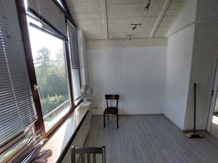 Schöne 2-Zimmer-DG-Wohnung mit Ausblick ins Grüne und super Verkehrsanbindung