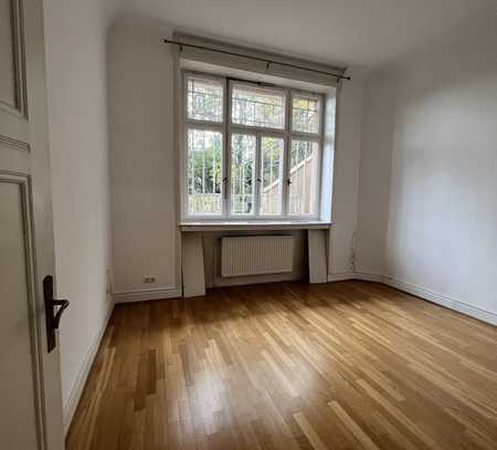 Schöne 3 Zi. Altbauwohnung, "Villa Berg" an der Biebricher Alle