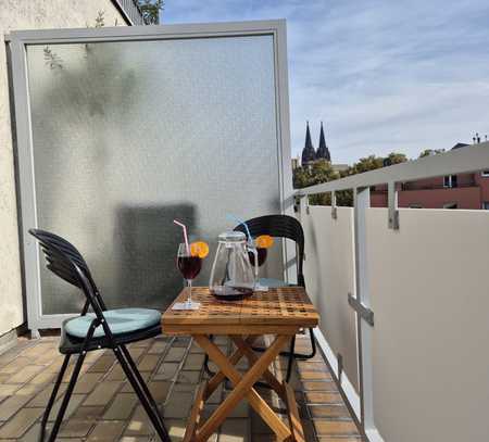 Sanierte 2-Zimmer-Wohnung in Köln mit Südbalkon, Domblick und PKW-Stellplatz – Bezugsfrei ab sofort