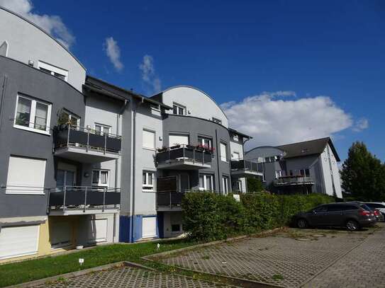 Moderne 1-Zi.-Wohnung mit großer Terrasse, Einbauküche und Stellplatz