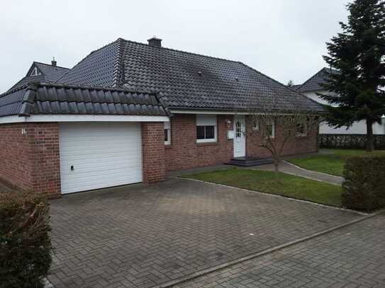 Gepflegtes Einfamilienhaus / Einbauküche / Garage