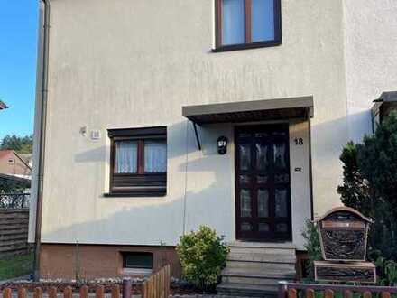 Renoviertes Reiheneckhaus 83 qm mit zusätzl. ausgebauten Dachgeschoss 21 qm