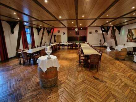 Gastronomen aufgepasst: Gemütliche Gastronomie und Saal mit mehr als 160 Sitzplätzen im Kalletal aus
