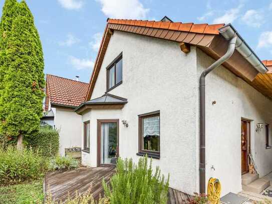 Gemütliches Wohnhaus mit Garten und Carport