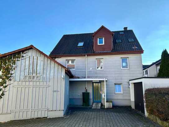 Zentral gelegenes Zweifamilienhaus mit kleinem Garten, Garage und Scheune