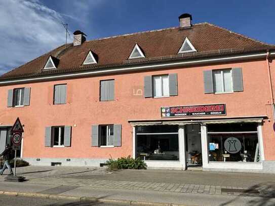 Schöner heller Laden mit Büroraum, höhe Räume, große Schaufenster, Parkplätze davor, IN-Nord