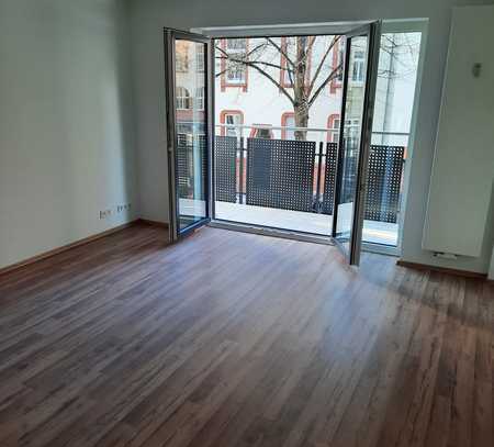 Erstbezug. Sehr schöne, geräumige und kernsanierte 1-Zimmer-Wohnung mit Balkon in Frankfurt am Main