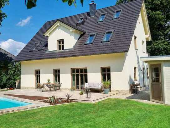 Schönes Landhaus mit freiem Blick ins Grüne, Kamin, Pool und ruhige Lage