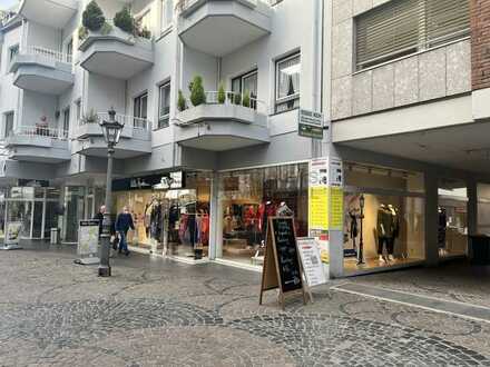 Eck-Ladenlokal mit großer Schaufensterfront im Herzen der Siegburger Innenstadt zu vermieten!