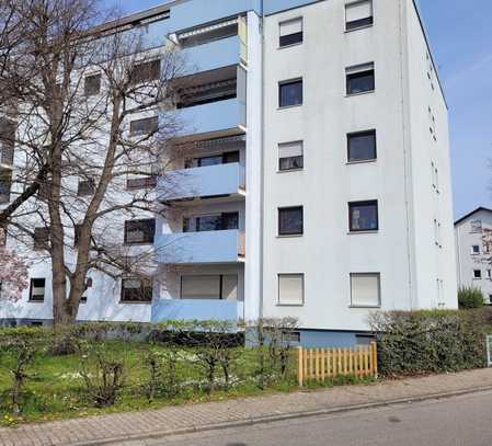 RESERVIERT! Renovierungsbedürftige 3-ZKB-Eigentumswohnung mit zwei Loggien inkl. Stellplatz