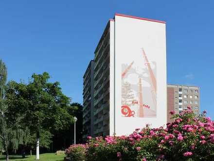 Sanierte 1-Raum-Wohnung mit großem Balkon, Aufzug und Badewanne