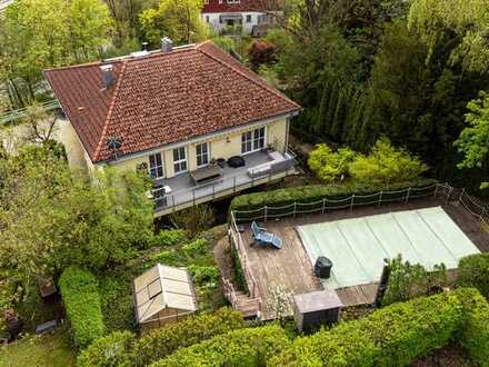 Exklusives Anwesen mit zwei stilvollen 4-Zimmer-Wohnungen, traumhaften Garten mit Pool in Top-Lage